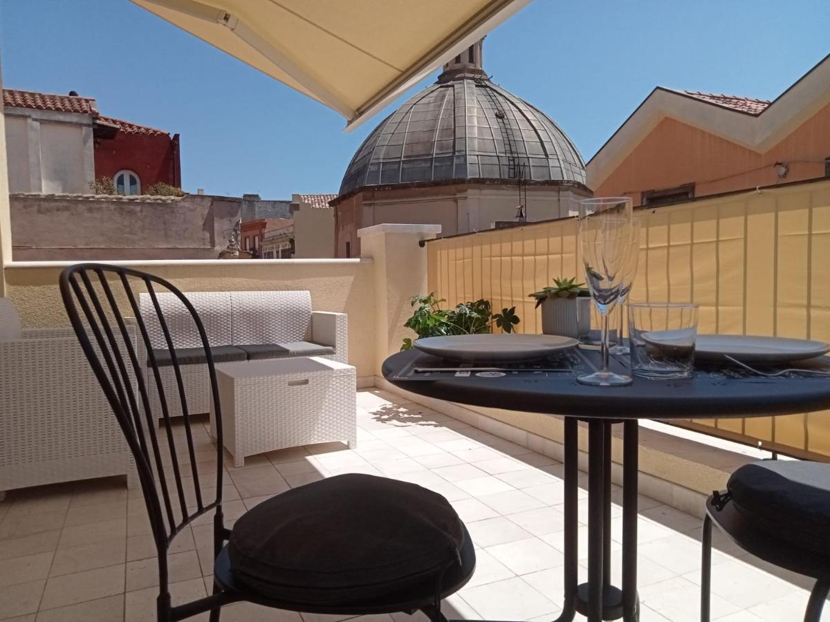 Luxury Suite La Terrazza In Pieno Centro In กาญารี ภายนอก รูปภาพ