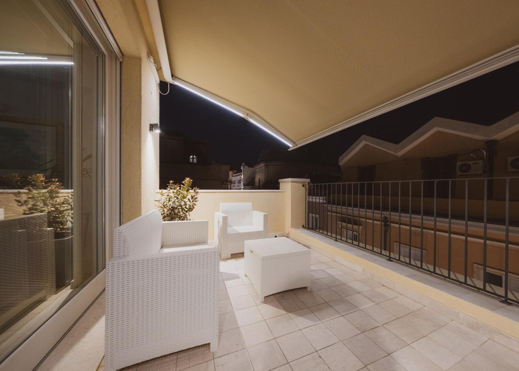 Luxury Suite La Terrazza In Pieno Centro In กาญารี ภายนอก รูปภาพ
