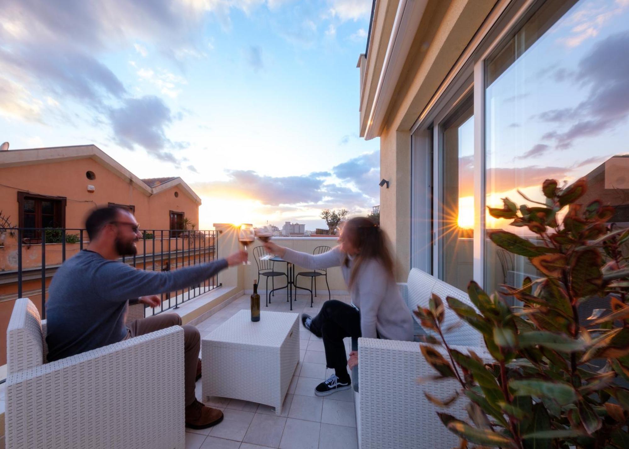 Luxury Suite La Terrazza In Pieno Centro In กาญารี ภายนอก รูปภาพ