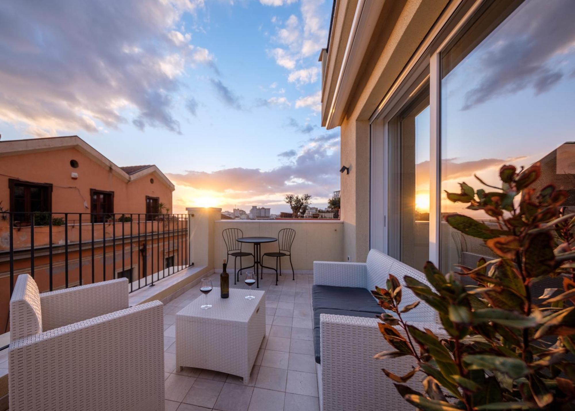 Luxury Suite La Terrazza In Pieno Centro In กาญารี ภายนอก รูปภาพ