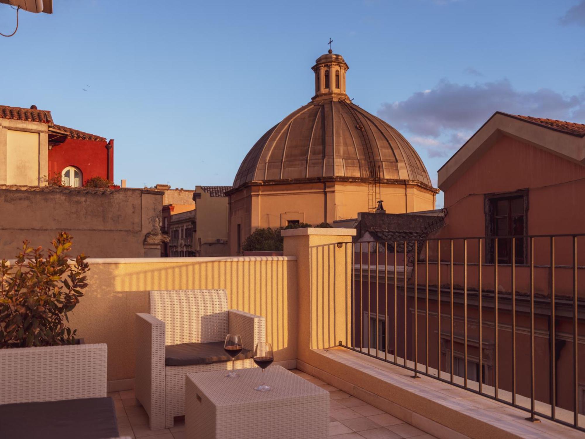 Luxury Suite La Terrazza In Pieno Centro In กาญารี ภายนอก รูปภาพ